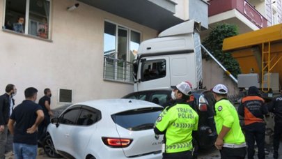 Maltepe'de hafriyat yüklü kamyon binaya çarptı: 1 yaralı