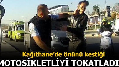 Kağıthane'de şoke eden anlar! Motosikletlinin önünü kesti, kaskını alıp tokat attı