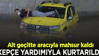 Maltepe'de alt geçitte aracıyla mahsur kaldı, kepçe yardımıyla kurtarıldı