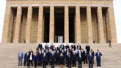 Bakan Soylu, muhtarlarla birlikte Anıtkabir'i ziyaret etti