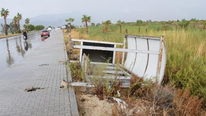 Fırtınada devrilen durağın altında kalan kadın öldü