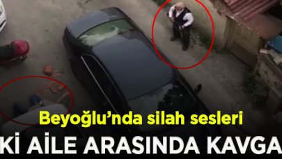 Beyoğlu'nda iki aile arasında çıkan silahlı çatışma kamerada 