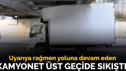 Fatih'te kamyon üst geçide sıkıştı