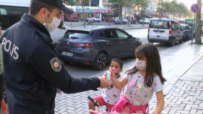 Ataşehir'de maske denetimi; Maskeli çocuklara şeker dağıtıldı