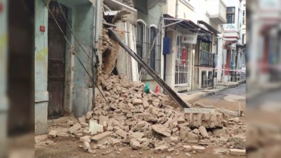 Beyoğlu'nda 2 katlı boş bina çöktü