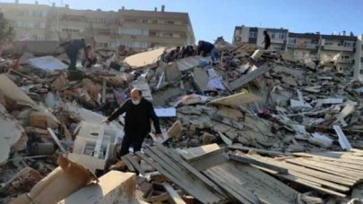 İzmir'in Bayraklı ilçesi 1593 Sokak'ta deprem nedeniyle yıkılan binanın enkazından 3 kişi yaralı çıkarıldı.