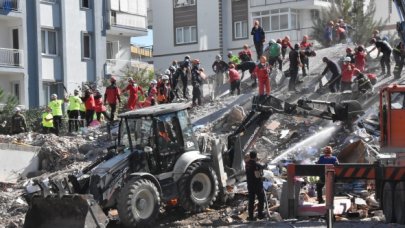 Enkaz altında mucize yaşandı!