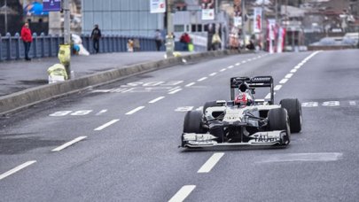 İstanbul'un tarihi yerlerinde Formula 1 araçları tur atıyor