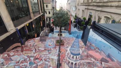 Galata Kulesi resmedildi; merdivenler sanat eserine dönüştü