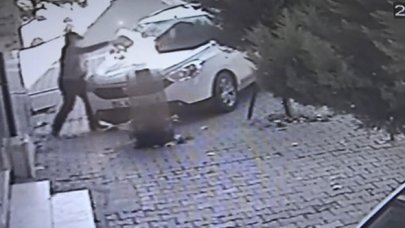 Esenyurt'ta park halindeki otomobili kundaklayıp böyle kaçtı