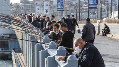 Olta balıkçıları Galata Köprüsü'ne akın etti, önlemler hiçe sayıldı