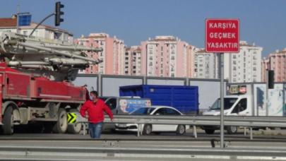 Silivri'de canlarını hiçe sayıp D-100'den yolun karşısına geçenler kamerada