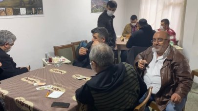 Pendik'te çay ocağına çevrilen dairede yakalann 23 kişiye ceza kesildi