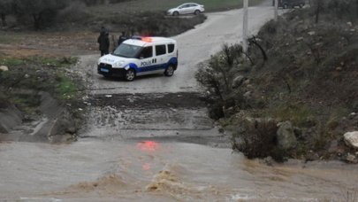 İzmir'de araç, sele kapıldı: 2 kişi hayatını kaybetti