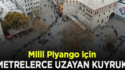 Eminönü'nde metrelerce uzayan Milli Piyango bileti kuyruğu