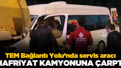 Servis aracı hafriyat kamyounna çarptı: 2 yaralı