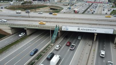 Göztepe Köprüsü'nden D-100 Karayolu'na inen merdiven görenleri şaşkına çeviriyor