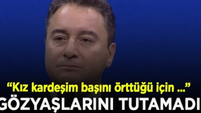 Babacan, kardeşinin başörtüsü taktığı için 3 kez üniversiteden uzaklaştırıldığını anlatırken gözyaşlarını tutamadı