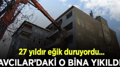 Avcılar'da 27 yıldır eğik duran bina yıkıldı