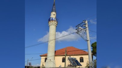 Minaresine yıldırım isabet eden cami ibadete kapatıldı