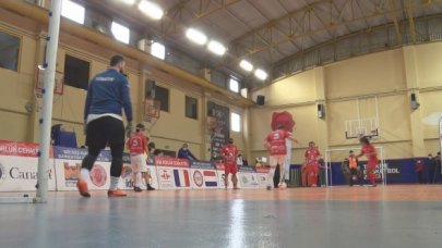 Farkındalık yaratmak için görme engellilerden futsal maçı