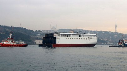 Dev yolcu gemisinin yarı gövdesi İstanbul Boğazı'ndan geçti