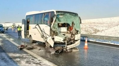 Midibüs TIR'a çarptı: 10 yaralı