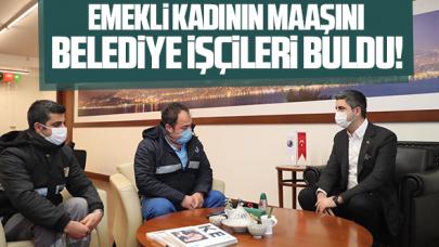 Yaşlı kadının emekli maaşını belediye işçileri buldu