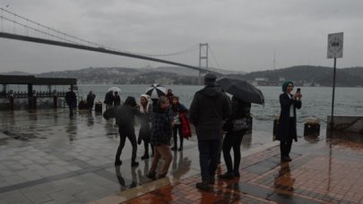 Ortaköy'de yağmura rağmen turist yoğunluğu