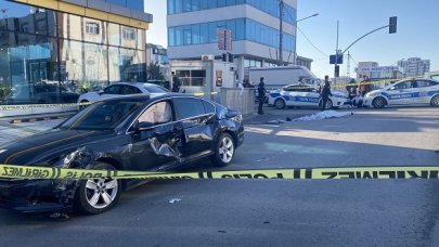 Kasksız motosiklet sürücüsü kaza yaptı, kurtulamadı