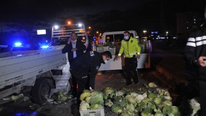 Kaza nedeniyle yola savrulan lahanaları polis topladı