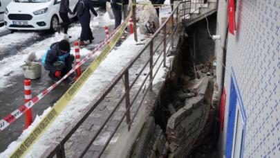 Gaziosmanpaşa'da istinat duvarı çöktü