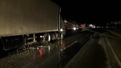 Faciaya kıl payı..Kopan yüksek gerilim hattı otobandaki TIR'ın üzerine düştü