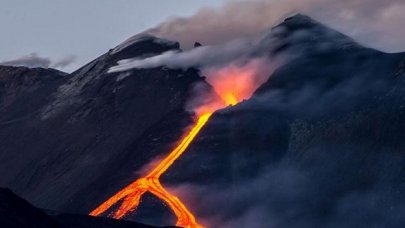 İtalya’dan gelen görüntüler korkuttu… Etna Yanardağı uyandı!