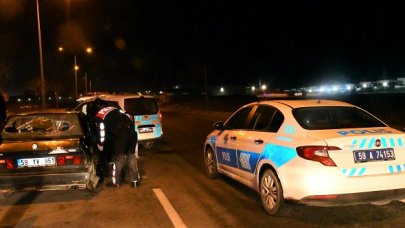 Drift yapan sürücü kaçarken polis aracına çarparak kaza yaptı