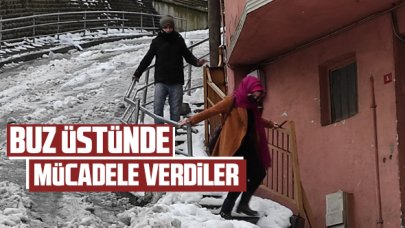 Kağıthane'de vatandaşlar buz üzerinde düşmemek için savaş verdi