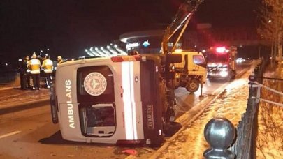 Kırşehir'de ambulans kayganlaşan yolda kaza yaptı, 3 sağlık çalışanı yaralandı