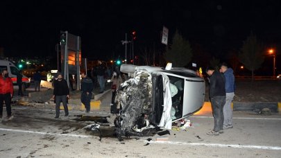 Antalya’daki kazada araçlardan biri ikiye bölündü