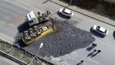 Başakşehir'de ters dönen hafriyat kamyonu dorsesi ortalığı savaş alanına çevirdi