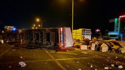 TIR kaza yaptı, taşıdığı balyalar otobana saçıldı