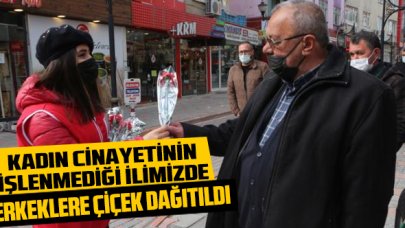 2020 yılında kadın cinayetinin yaşanmadığı Tokat'ta erkeklere çiçek dağıtıldı