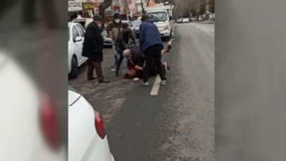 Ankara'da eşini boğazından tutup yere yatırdı! Sokak ortasında kadına şiddet kamerada