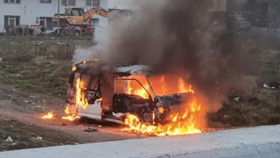 Esenyurt'ta çocuklarını göstermiyor diye eşi ve kaynanasına kızan adam minibüsünü yaktı