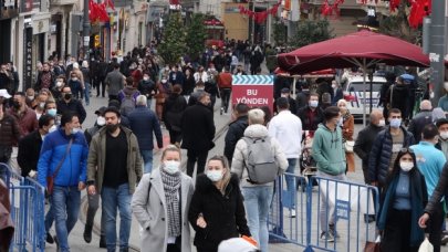 İstiklal caddesi yoğun kalabalık nedeniyle belirli sürelerle kapatıldı