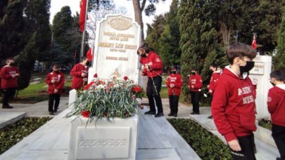 Mehmet Akif Ersoy, İstiklal Marşı'nın kabulünün 100'üncü yılında  kabri başında anıldı