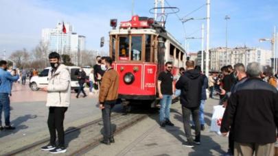 İstiklal Caddesi'nde kalabalık sebebiyle girişler kapatıldı