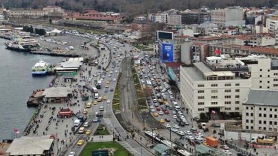 Eminönü'nde korkutan kalabalık: 'Galata Köprüsü balık tutanlarla doldu'