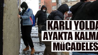 Karlı yollarda düşmemek için büyük çaba gösterdiler