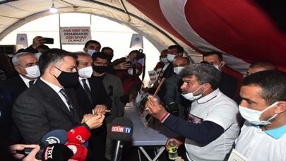 Bakan Pakdemirli Diyarbakır'da HDP il binası önünde eylem yapan aileleri ziyaret etti