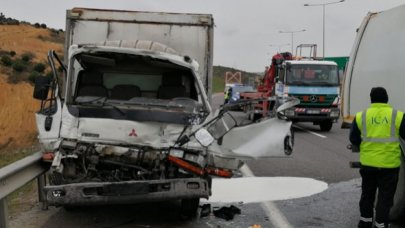 Arnavutköy'de kaza yapan kamyonet şoförü araçta sıkıştı